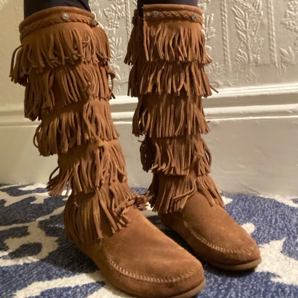 Minnetonka 5-Layer Fringe suede boots